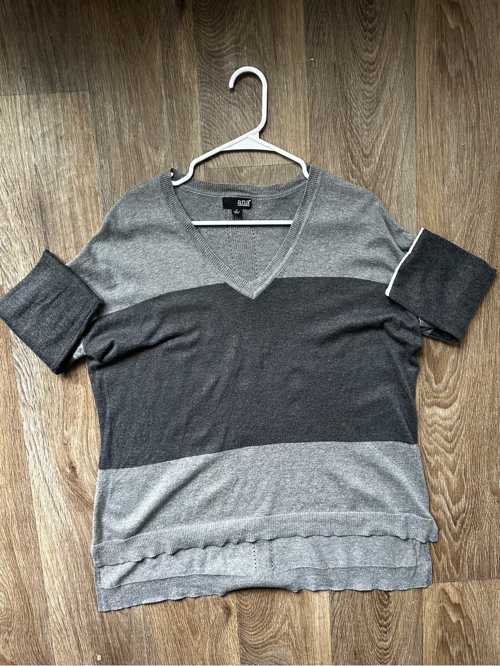 a.n.a A New Approach Gray Colorblock V-Neck Sweater Size M Knit High-Low Hem